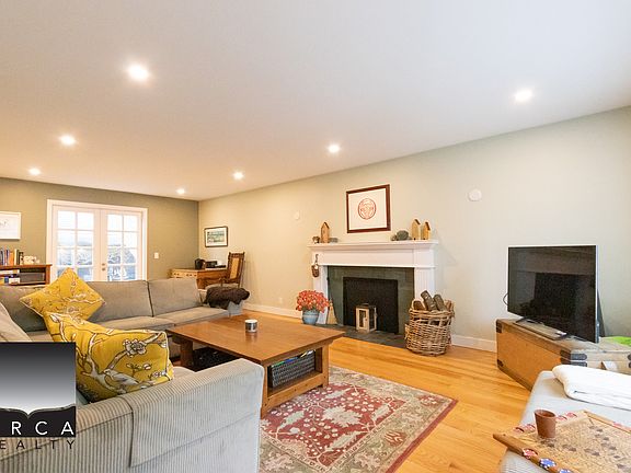 5th image of 3822 Lynn Valley Rd