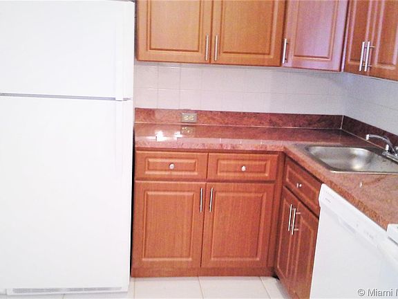 3rd image of 805 NE 199th St APT 208