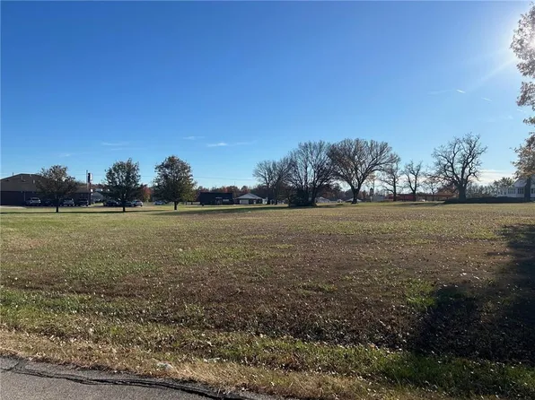 Barton Ave, Parsons, KS 67357