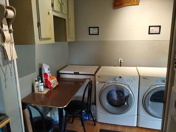 Laundry room/breakfast nook