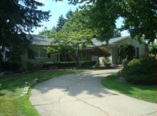 6042 Ledgeway Dr, West Bloomfield, MI 48322