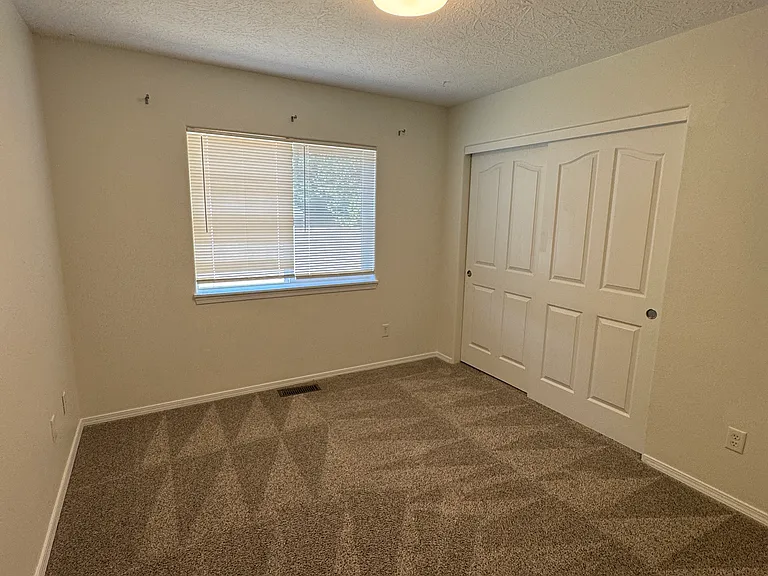 933 Pioneer Dr — Photo 11
