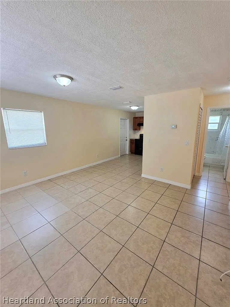 2 bed, 1.0 bath, 676 sqft, $1,150 — Photo 2
