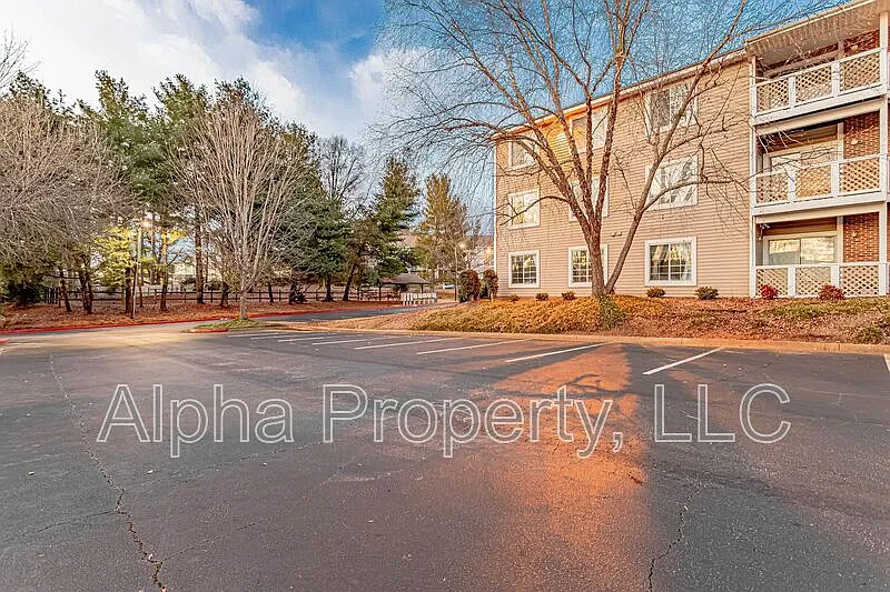 Building Photo - 220 Elm St #102