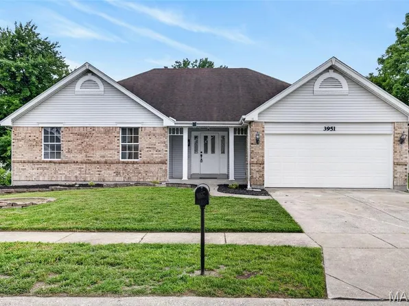 3951 Triple Crown Dr, Florissant, MO 63034