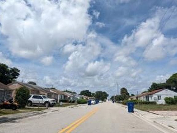 Exterior Neighborhood (street photo)