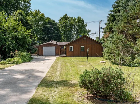 121 Winona Dr, Machesney Park, IL 61115