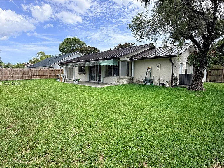 13325 SW 100th Ter — Photo 2