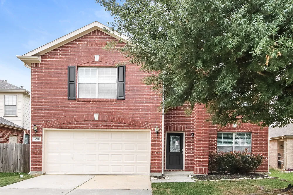 3 bed, 2.5 bath, 2427 sqft, $2,115 — Photo 1
