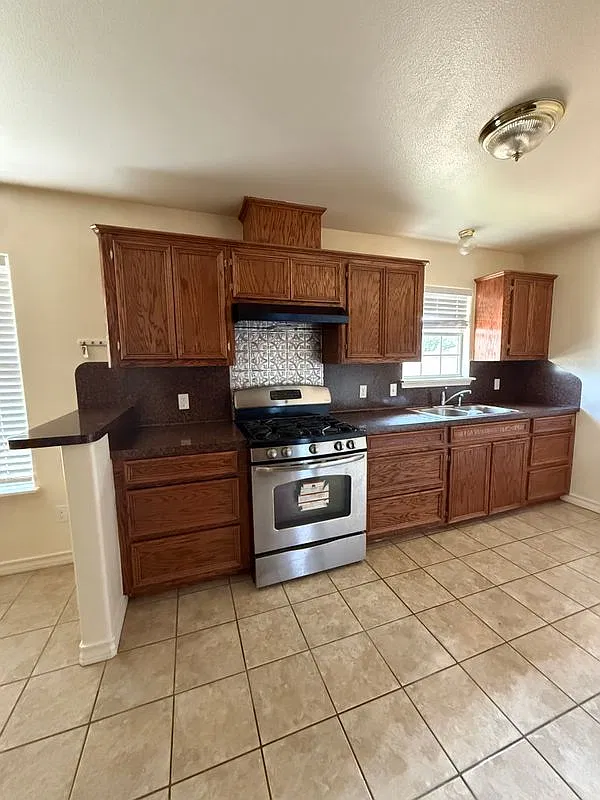 2 bed, 1.0 bath, 989 sqft, $1,400 — Photo 2