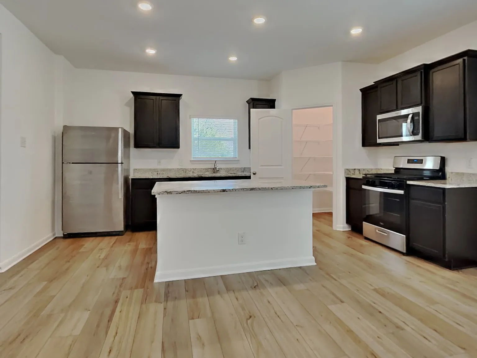 4 bed, 2.5 bath, 1776 sqft, $1,749 — Photo 3