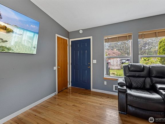 4th image of 942 Walker Avenue