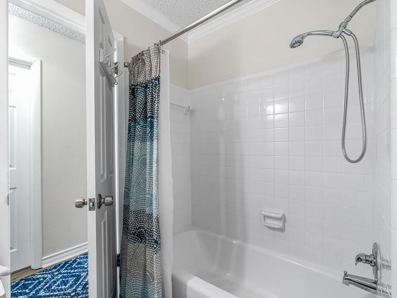 3 bed, 1325 sqft, $2,200 — Photo 4