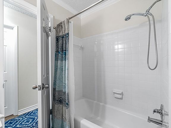 2nd image of 375 Oakland Cir