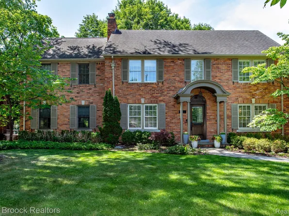 26255 Pembroke Rd, Huntington Woods, MI 48070
