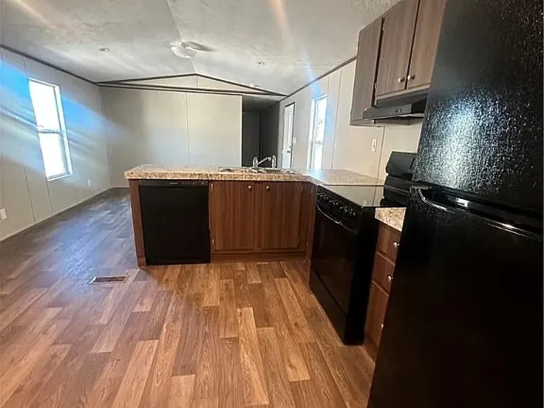 5642 S Ruby St SE — Photo 2