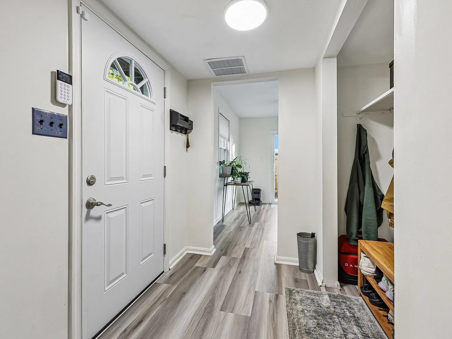 3 bed, 1320 sqft, $2,500 — Photo 2