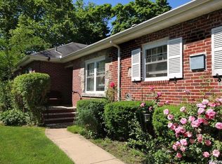 1 Oaks Ct, Brightwaters, NY 11718