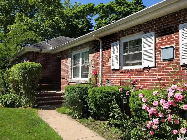 1 Oaks Court, Brightwaters, NY 11718