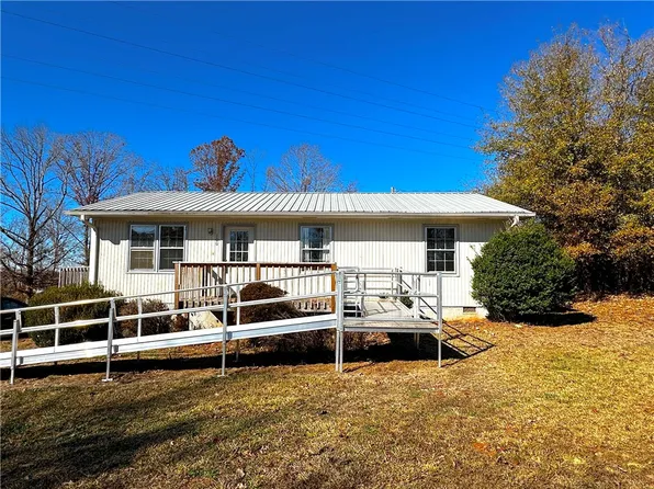 100 Oak Ridge Cir, Seneca, SC 29678