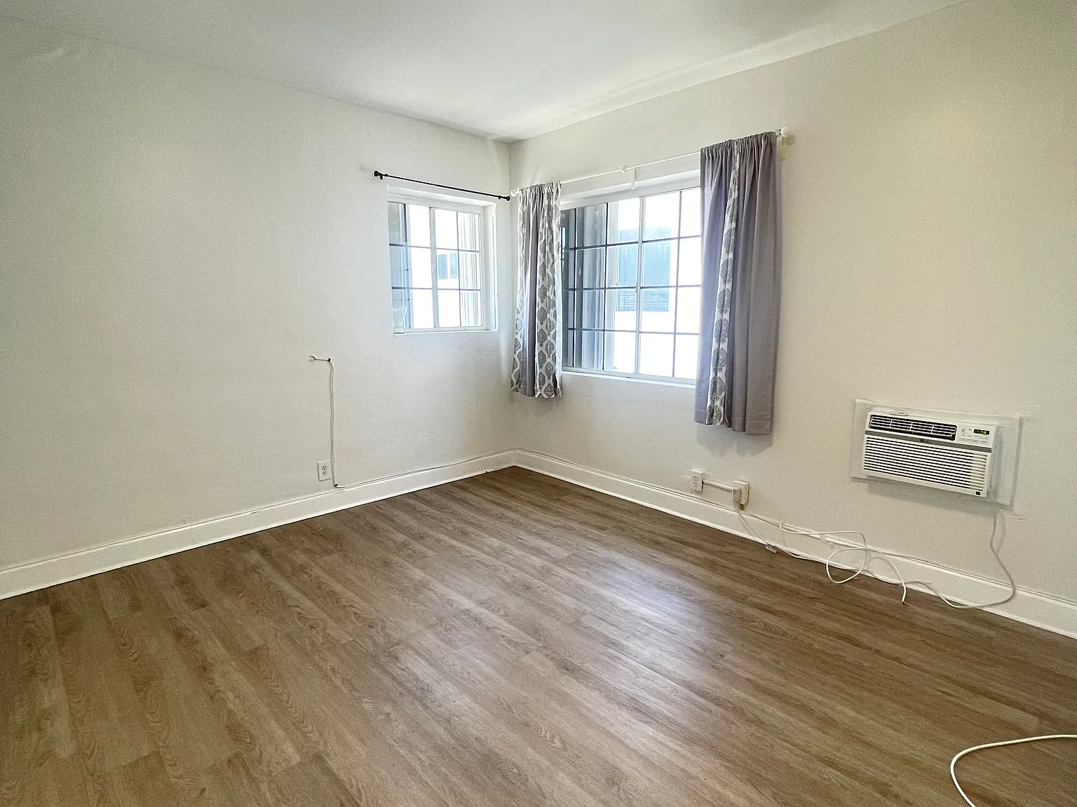 7450 Byron Ave — Photo 4