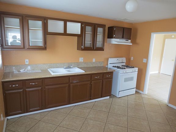 3rd image of 1556 W 21st St