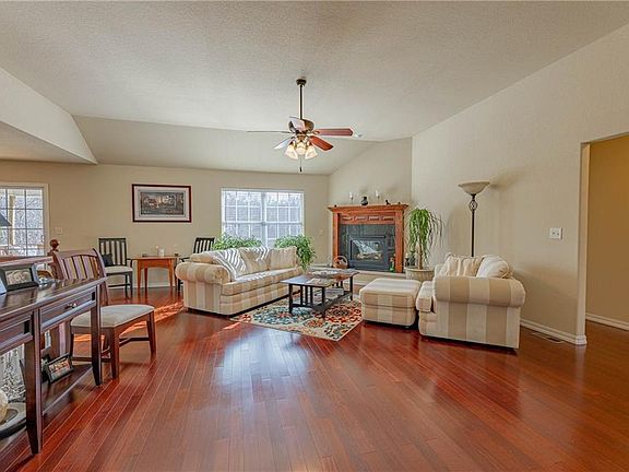 3rd image of 27 Lonsdale Dr