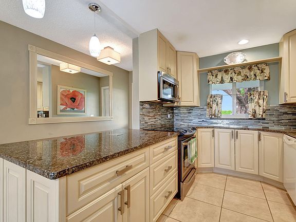 5th image of 300 SW Golfview Terrace #137