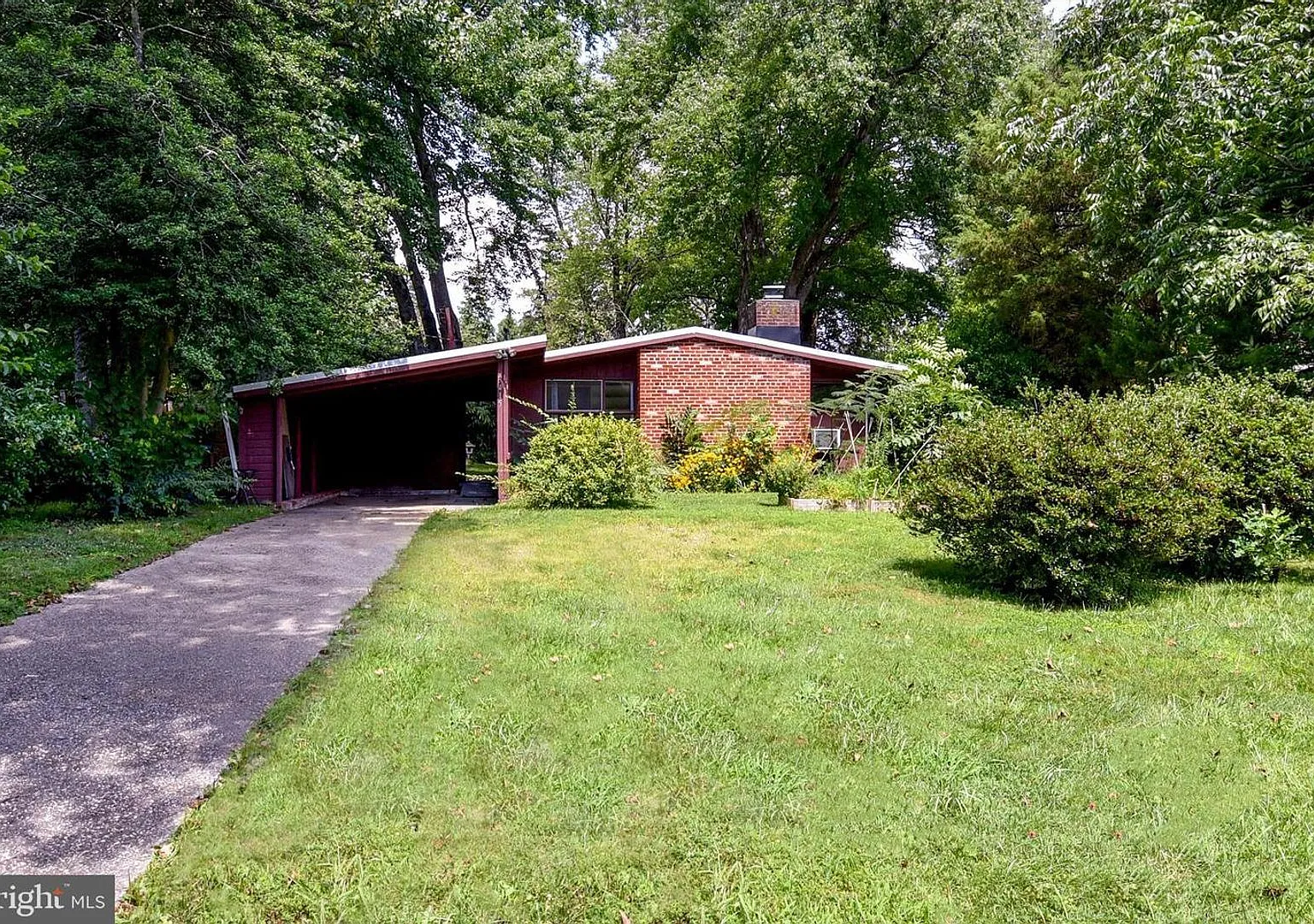 Enjoy the ease of one-level living in this charming rustic contemporary home, tucked away among m... — Photo 1