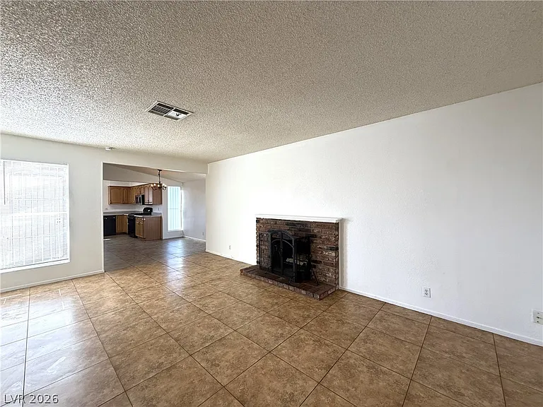 2220 La Sombra St — Photo 2