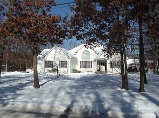257 Oakwood Rd, Oakdale, NY 11769