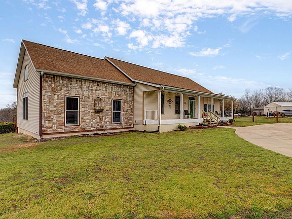 2nd image of 150 Live Oak Lane