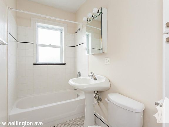 4th image of 1200 W Wellington Ave #1421