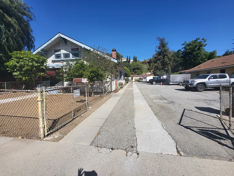 4426 Homer St — Photo 2
