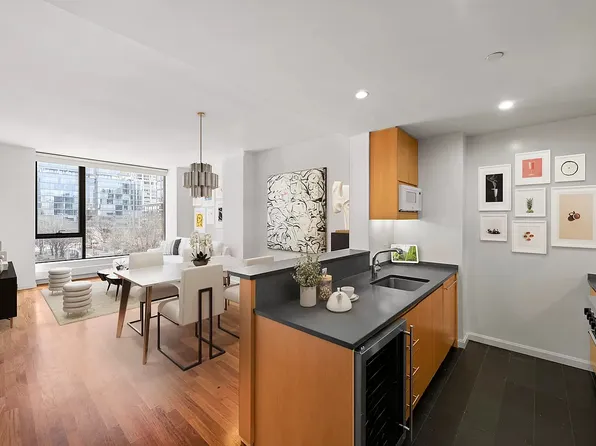 255 Hudson Street 5AW image 3 of 14