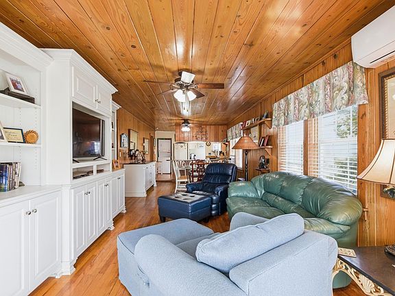 3rd image of 710 S Waccamaw Dr.