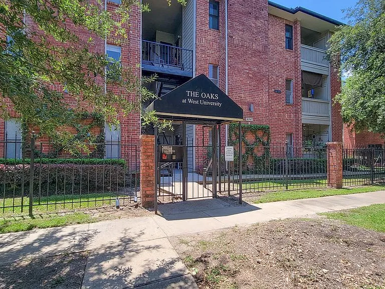 4041 Drake St #116 — Photo 25