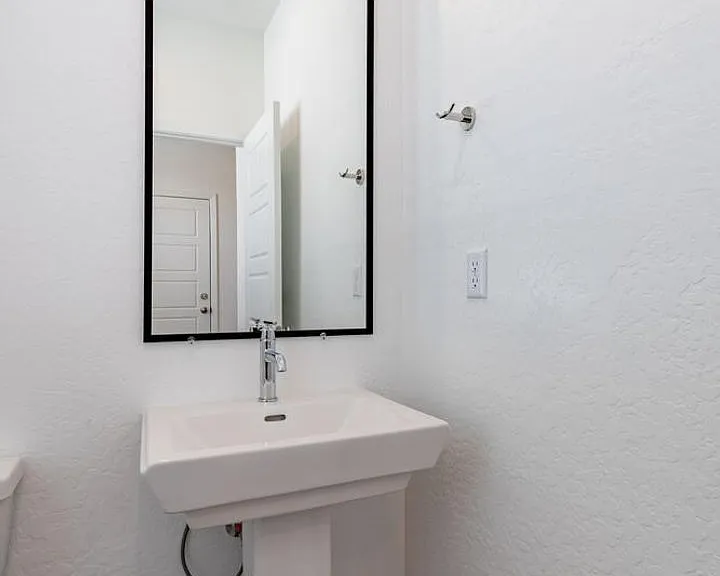 2834 E Tamarind Dr — Photo 17
