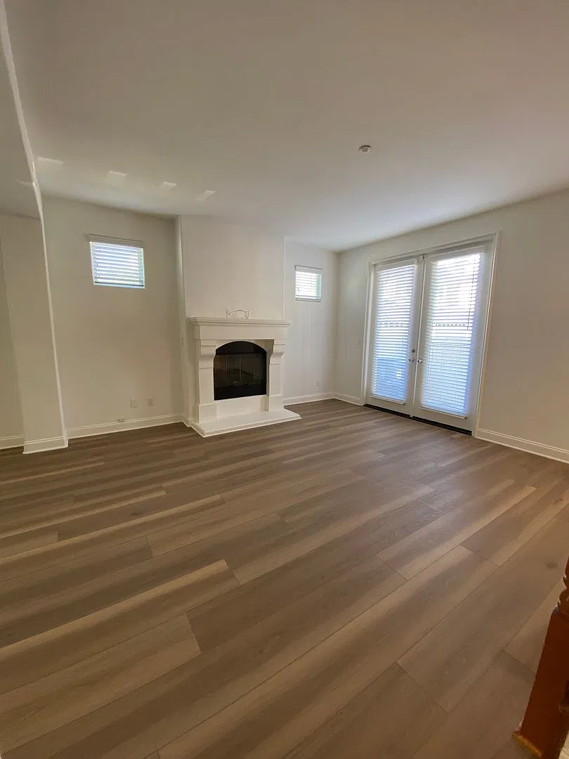 3 Bedroom and 2.5 Bathroom end unit condo with air conditioning — Photo 4
