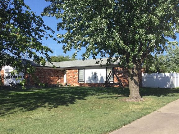 3rd image of 615 N Circle Dr