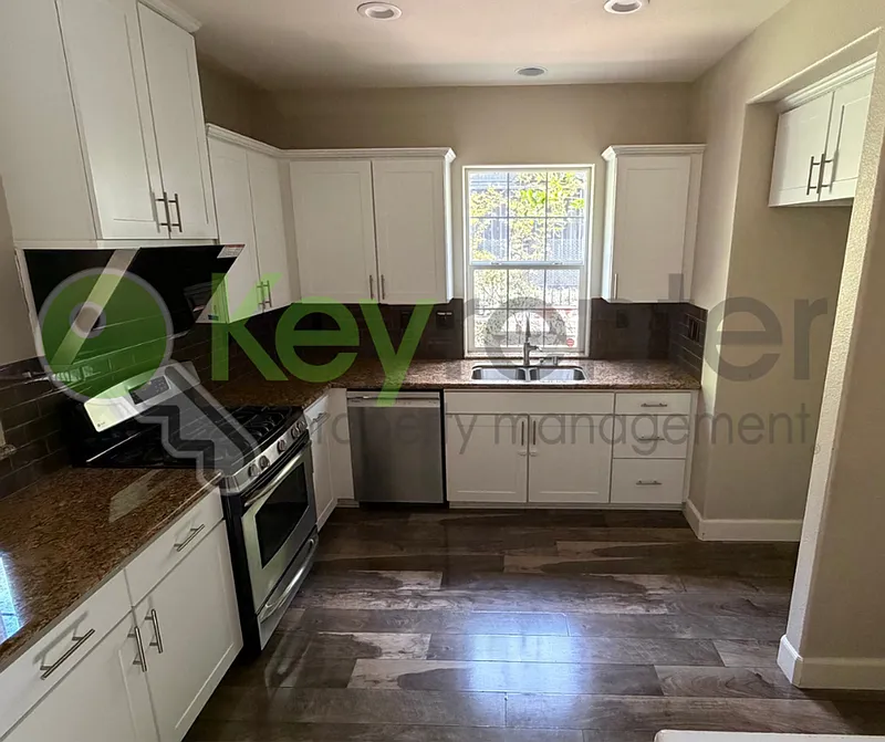 4 bed, 2.5 bath, 1639 sqft, $2,975 — Photo 2