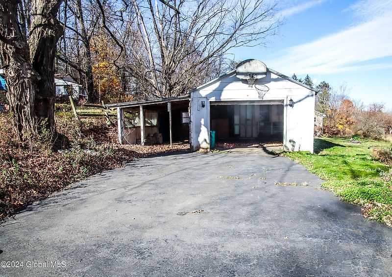 5th image of 133 Winnie Avenue