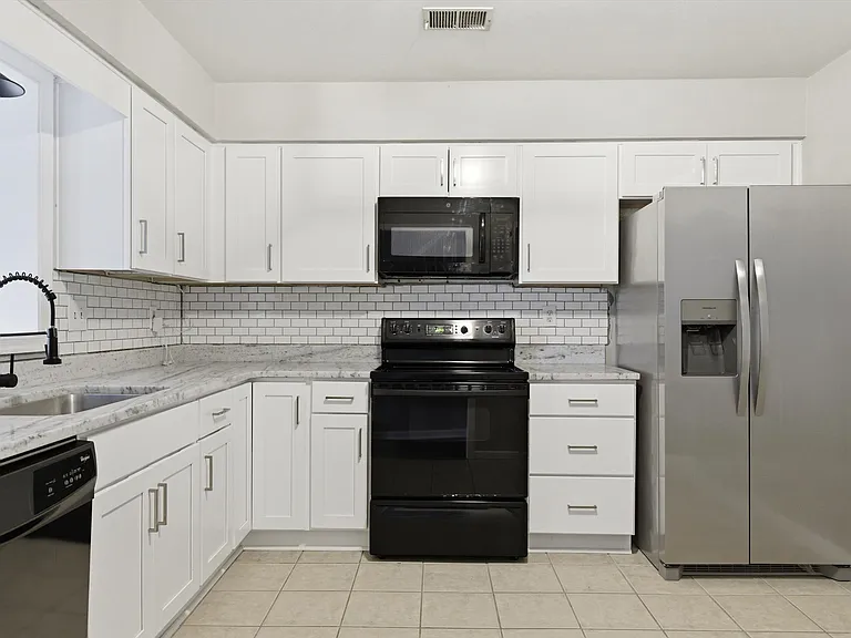 435 Greenview Dr — Photo 2