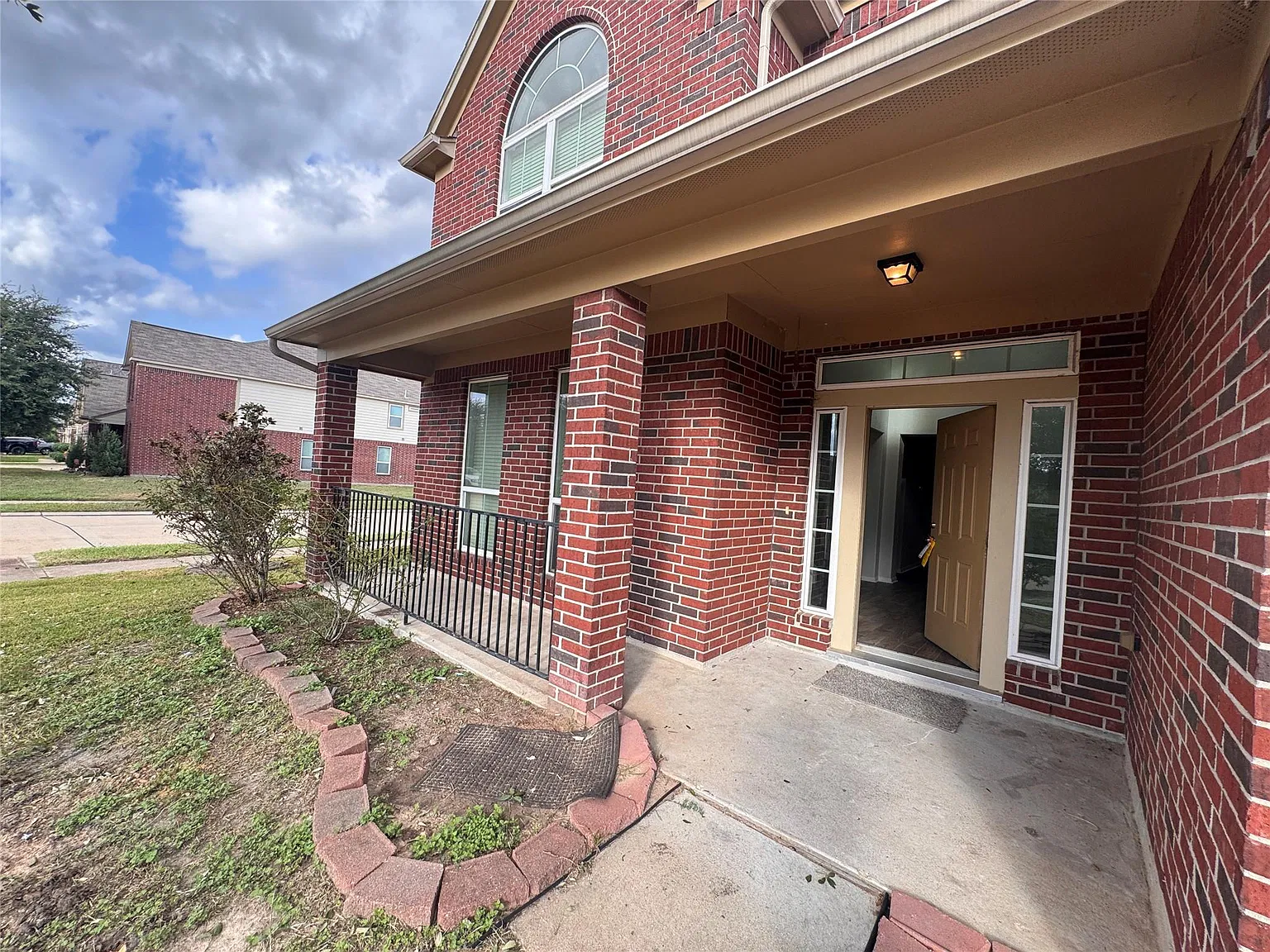 6 bed, 3.5 bath, 4174 sqft, $4,200 — Photo 2