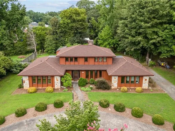 1761 Meadow Glen Dr, Winston Salem, NC 27127
