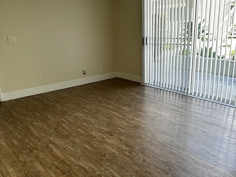 Newport Seacrest Apartments — Photo 9