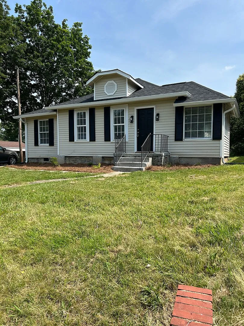 400 W 25th Street — Photo 1