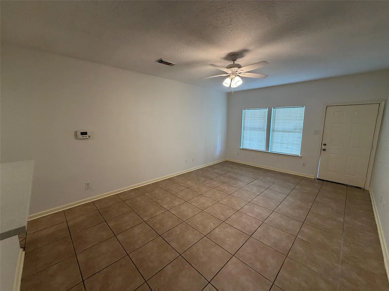 3 bed, 2.0 bath, 1075 sqft, $2,000 — Photo 4