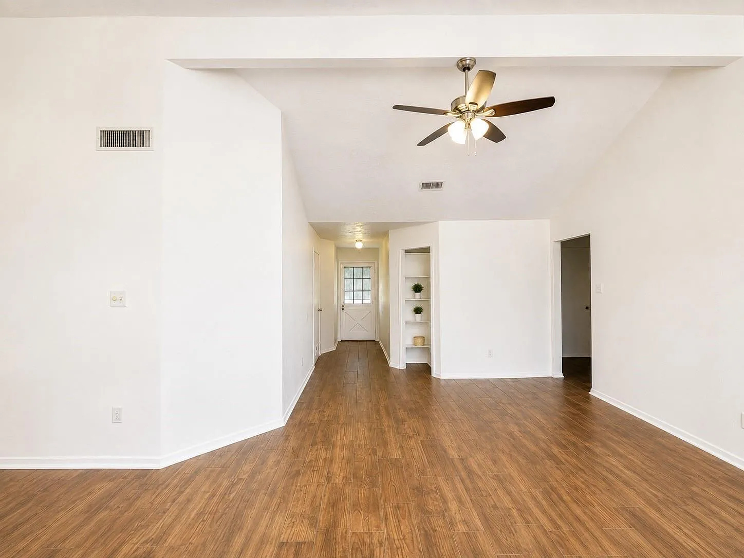 3 bed, 2.0 bath, 1231 sqft, $1,800 — Photo 3