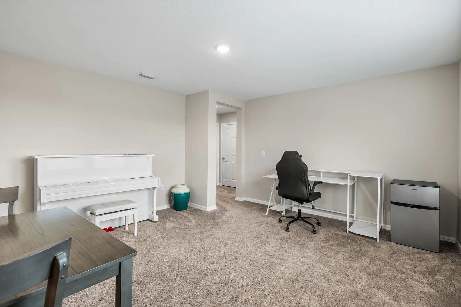 4 bed, 3.0 bath, 2464 sqft, $6,822 — Photo 4